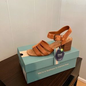 Toms tan leather & suede block heel sandal. Size 8 women's. NWT.